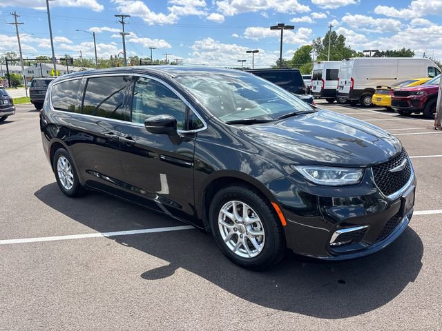 Used 2023 Chrysler Pacifica Touring-L FWD image 5