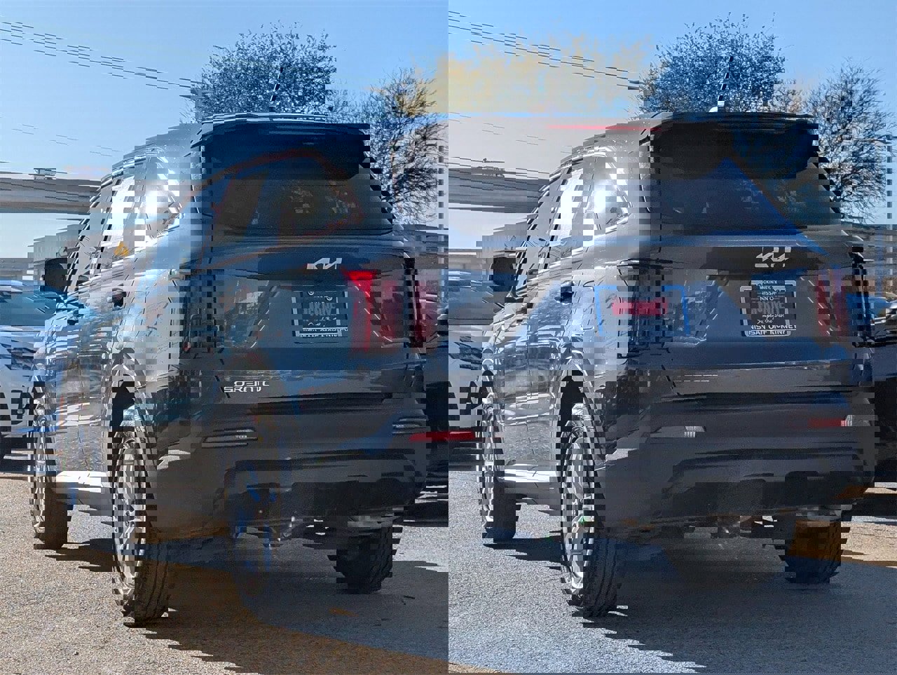 Used 2023 Kia Sorento LX image 4