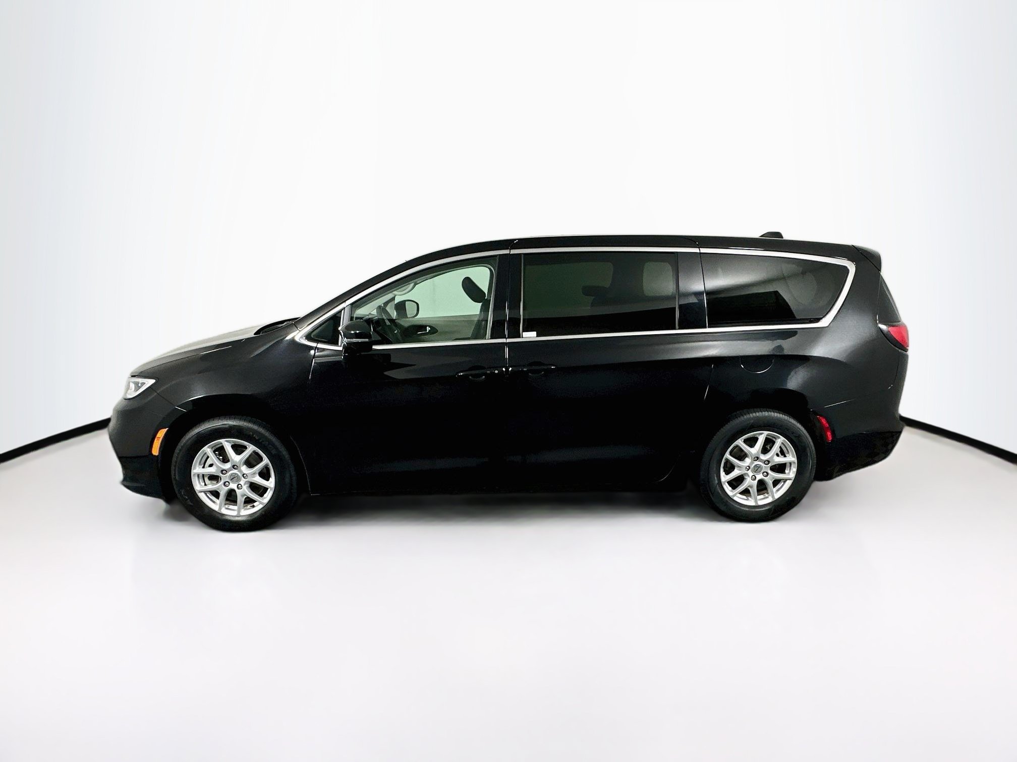 Used 2024 Chrysler Pacifica Touring-L FWD image 4