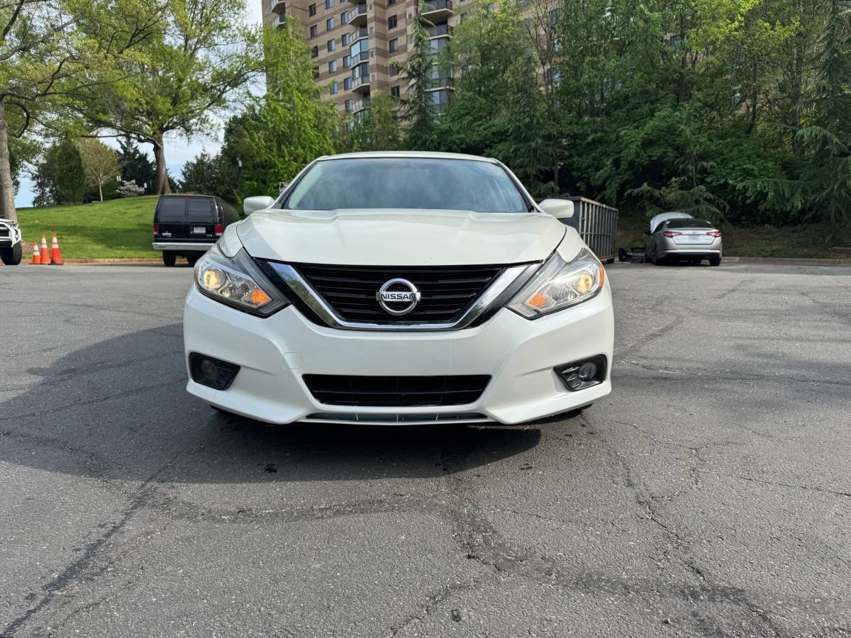 Used 2016 Nissan Altima 2.5 SR w/ Interior Lighting Package image 4