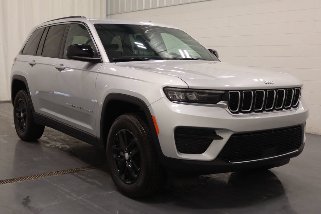 Used 2026 Jeep Grand Cherokee Laredo w/ Trailer Tow Package AWD/4WD image 2