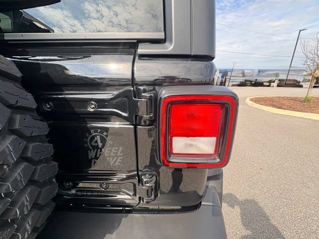 Used 2023 Jeep Wrangler Unlimited w/ Dual Top Group AWD/4WD image 17