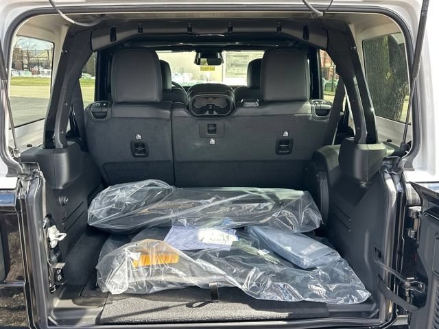 New 2026 Jeep Wrangler Unlimited Rubicon w/ Whitecap Package AWD/4WD image 11