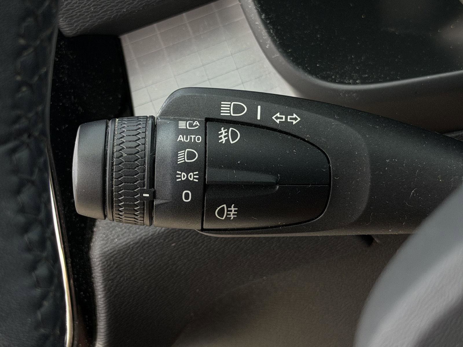 Used 2024 Volvo XC40 B5 Core image 18