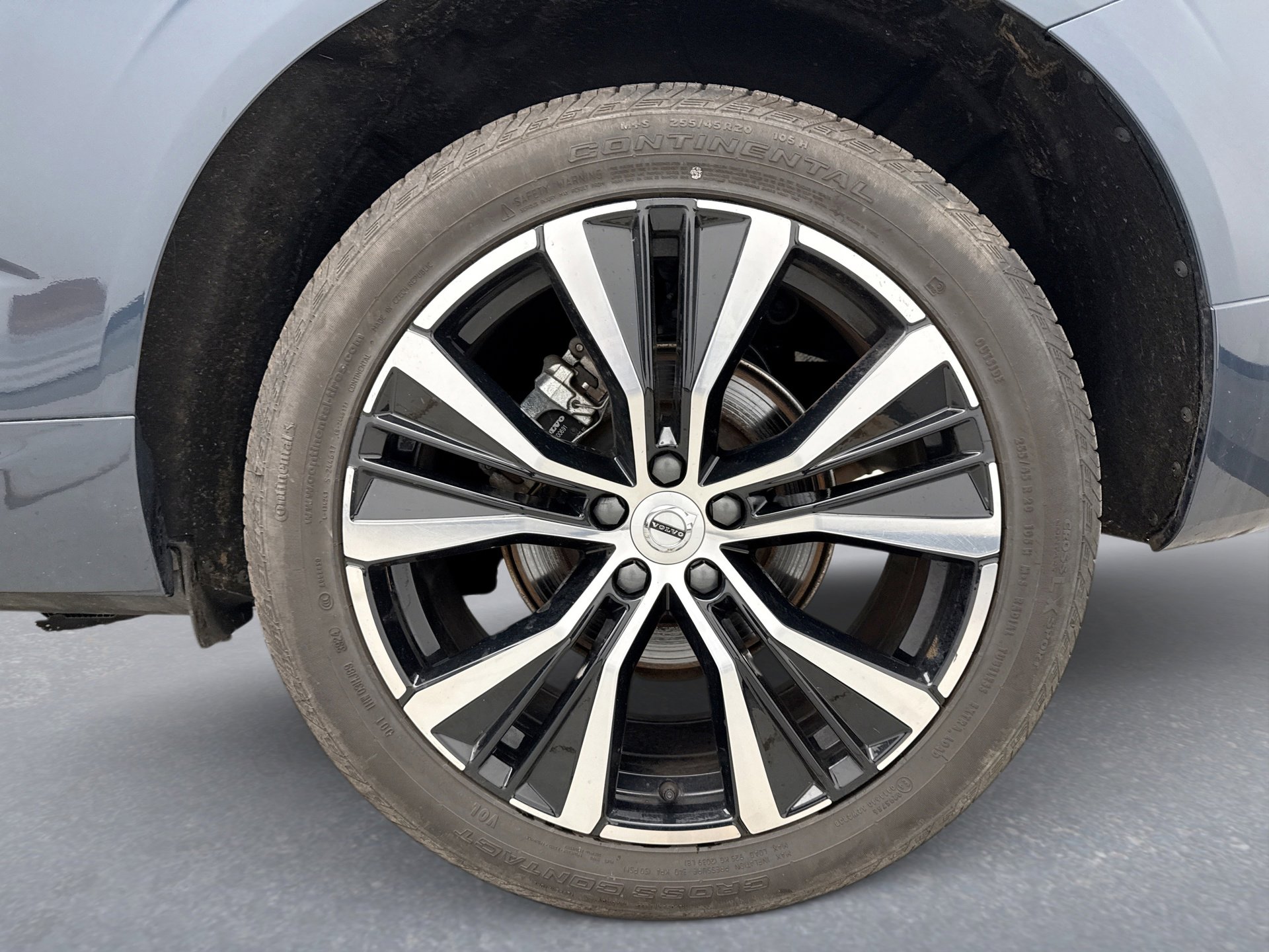 Used 2025 Volvo XC60 B5 Plus image 24