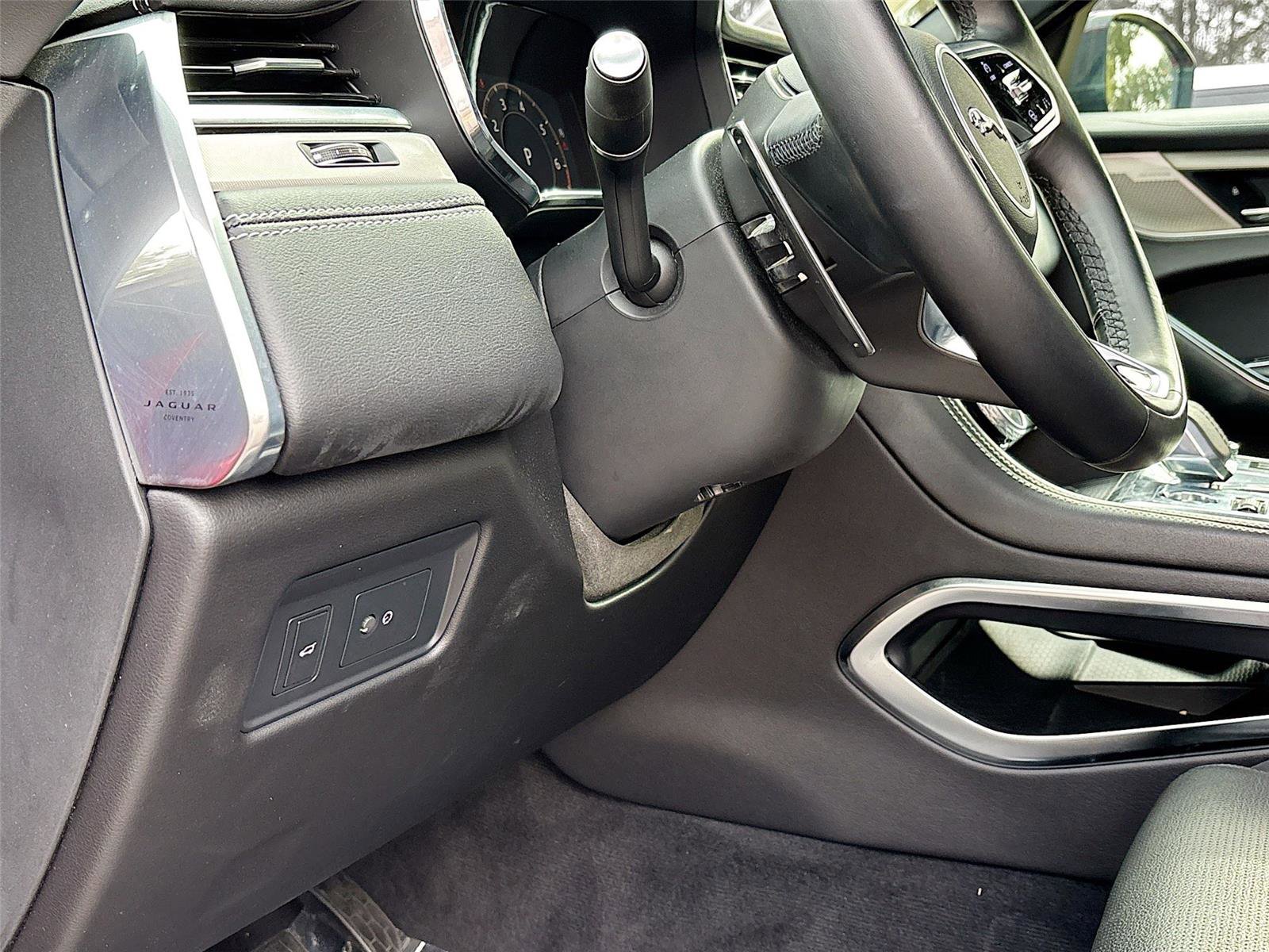 Used 2024 Jaguar F-PACE R-Dynamic S image 10