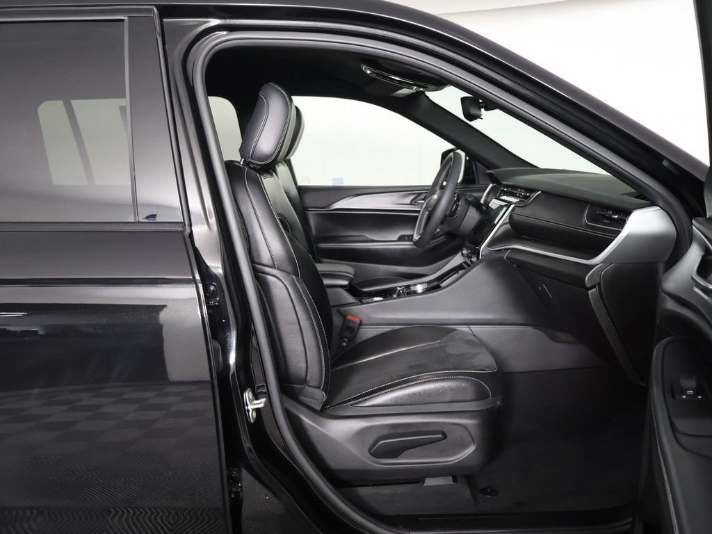 Used 2023 Jeep Grand Cherokee L Laredo AWD/4WD image 29