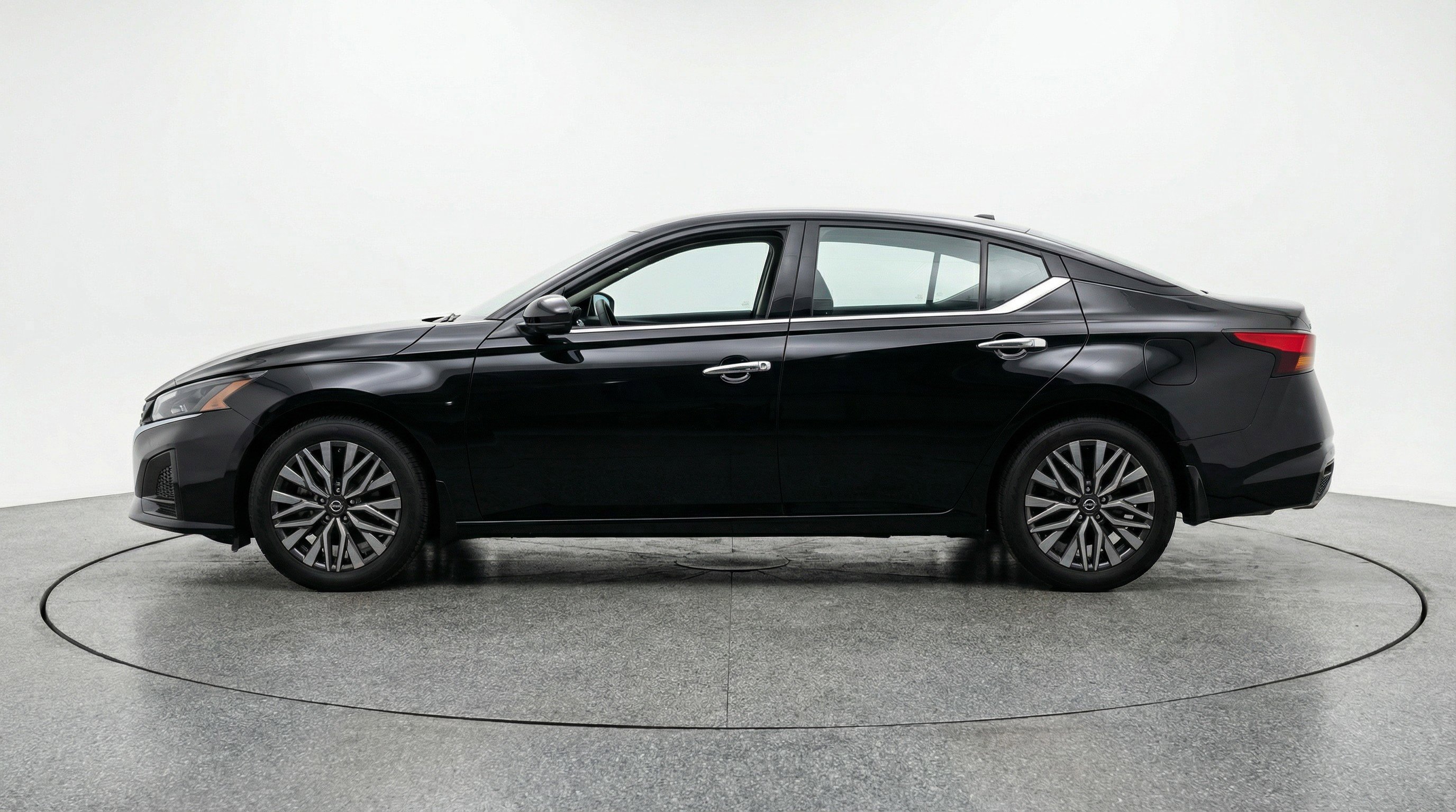Used 2025 Nissan Altima 2.5 SV FWD image 5