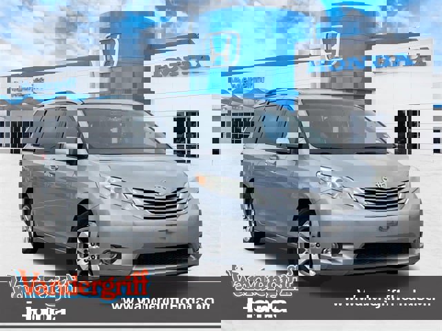 Used 2015 Toyota Sienna LE image 1