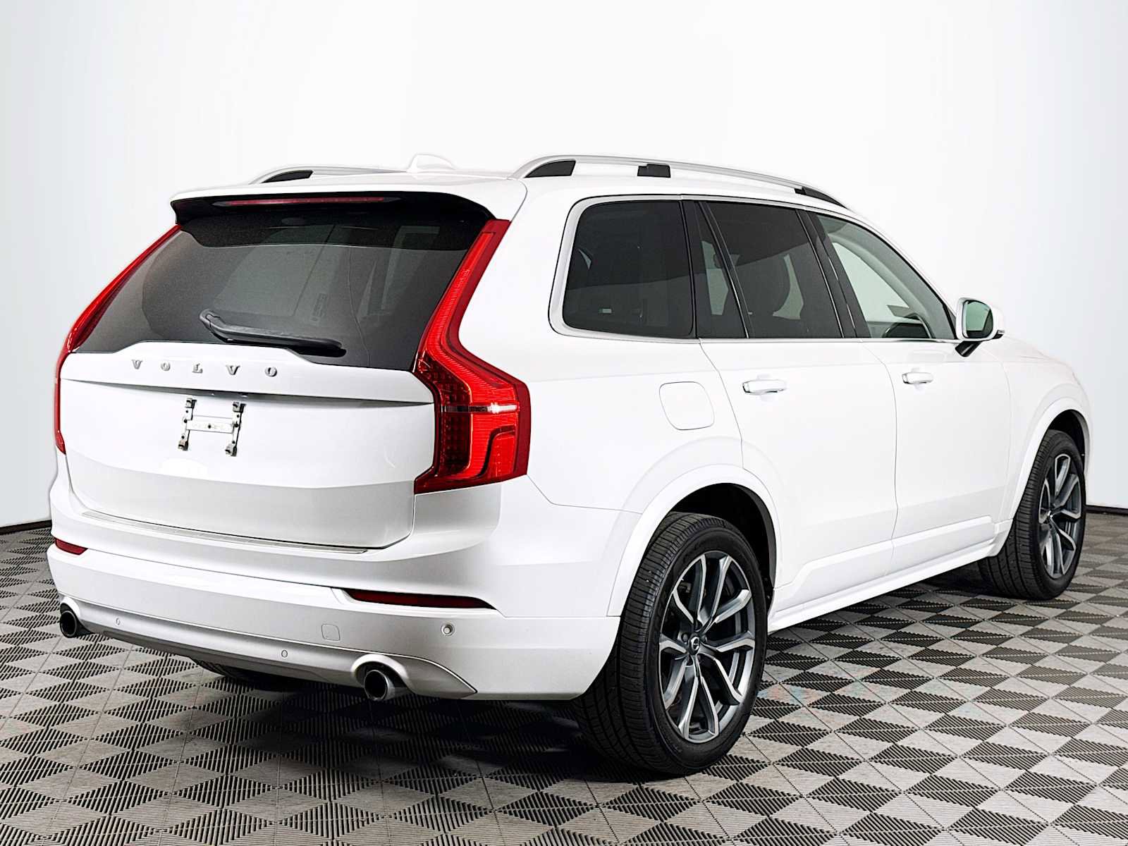 Used 2019 Volvo XC90 T5 Momentum w/ Multimedia Package AWD/4WD image 5