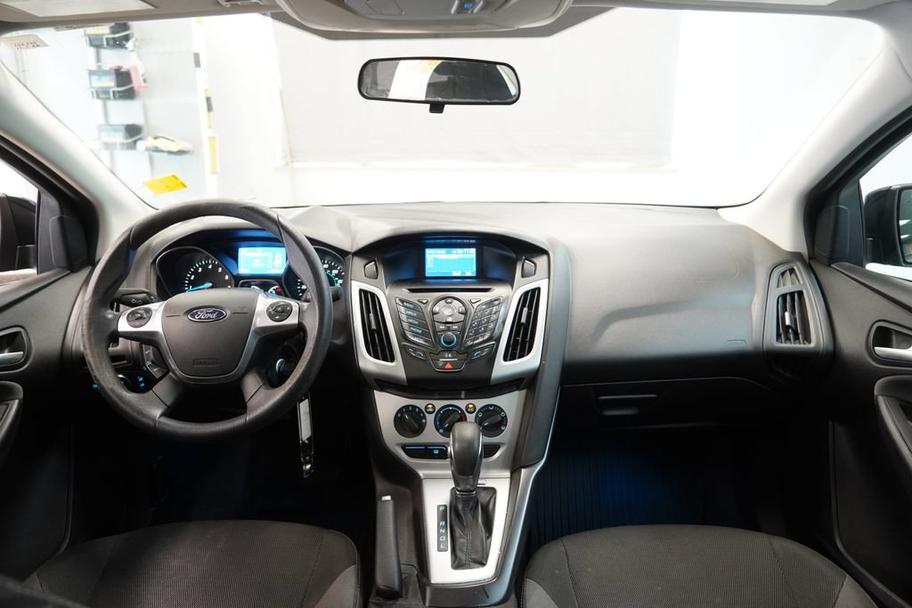 Used 2014 Ford Focus SE w/ SE Winter Package FWD image 19