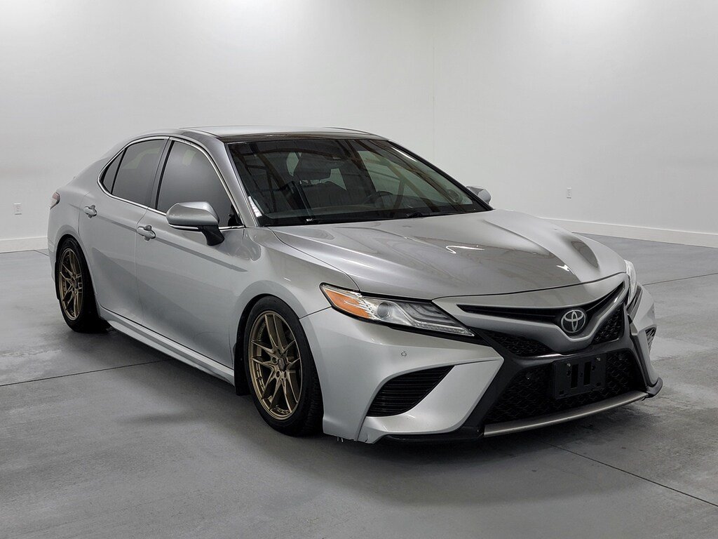Used 2018 Toyota Camry XSE FWD image 2