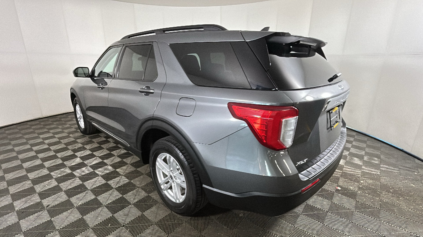 Used 2023 Ford Explorer XLT w/ Equipment Group 202A AWD/4WD image 5