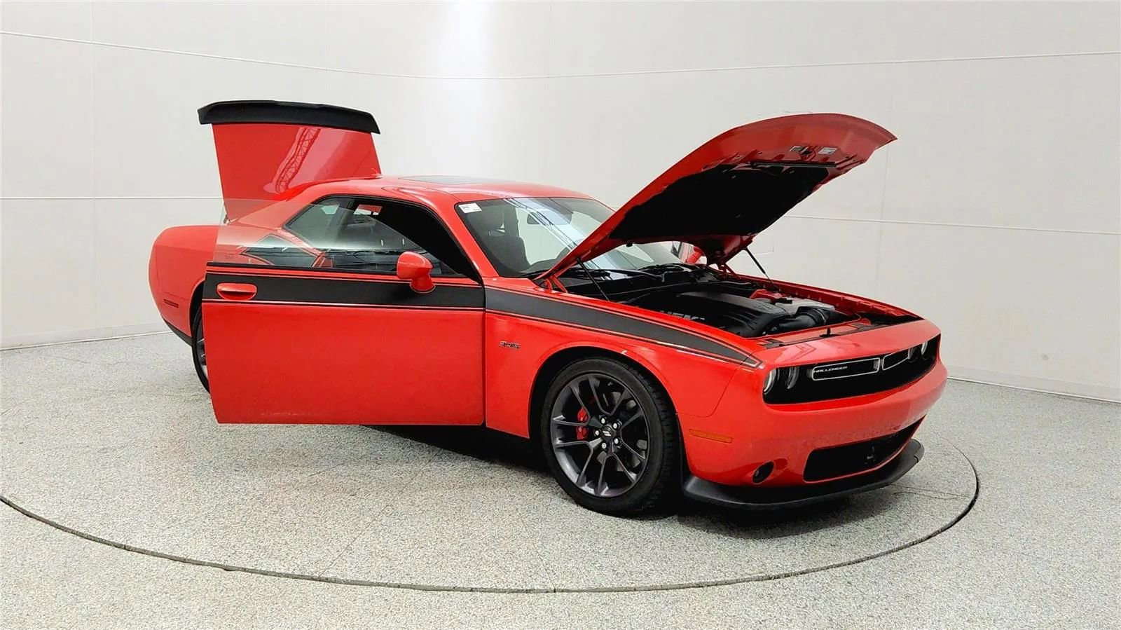 Used 2023 Dodge Challenger R/T w/ Plus Package image 9