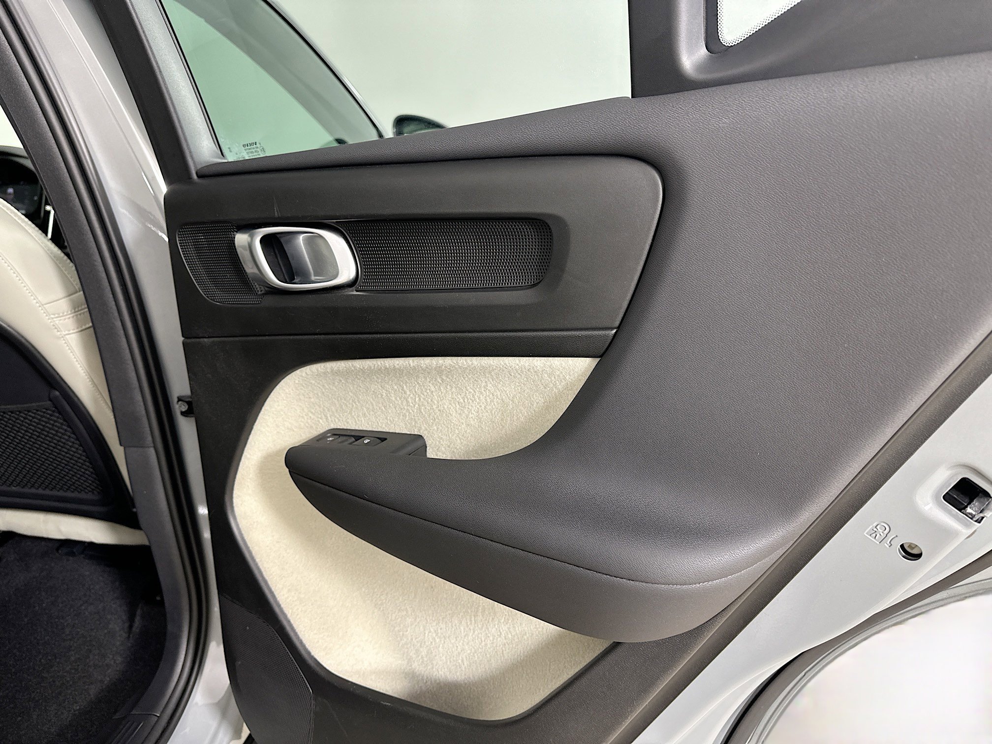 Used 2024 Volvo XC40 B5 Plus AWD/4WD image 39