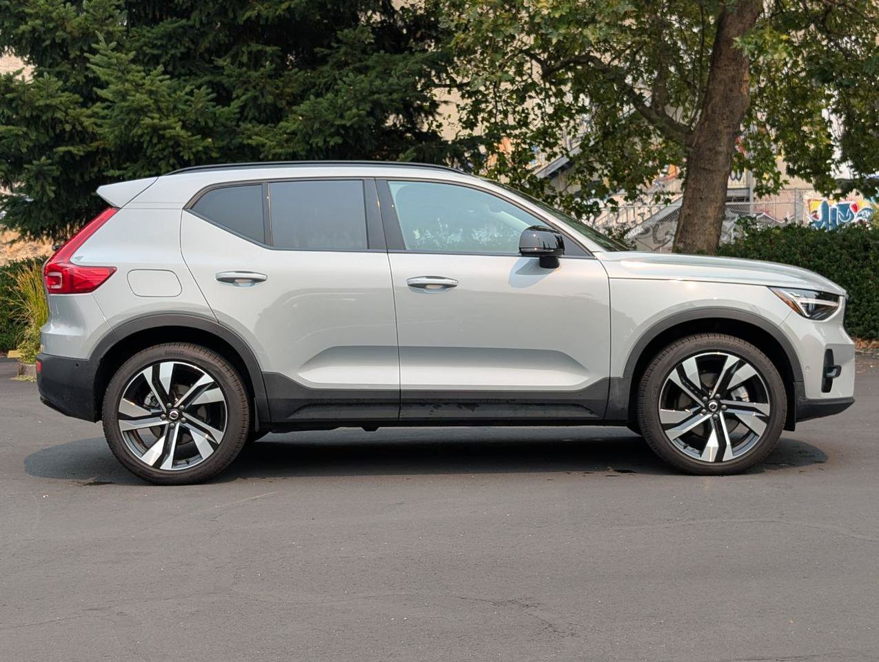Used 2025 Volvo XC40 B5 Ultra AWD/4WD image 8