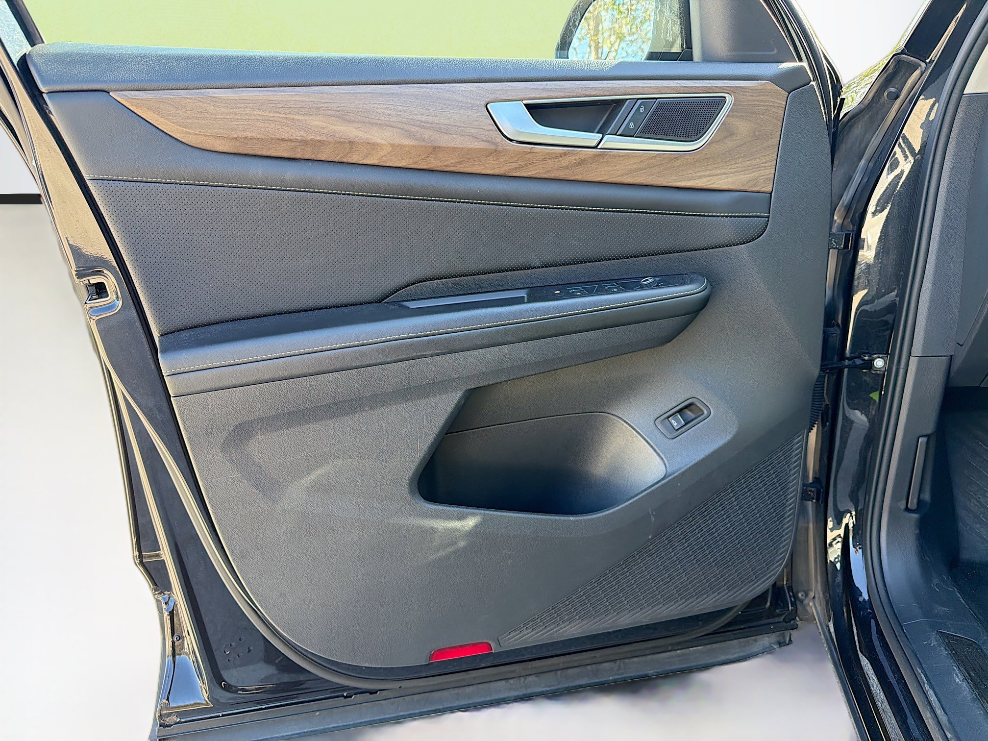 Used 2024 Volkswagen Atlas SE image 23