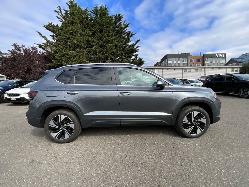 New 2025 Volkswagen Taos SE image 9