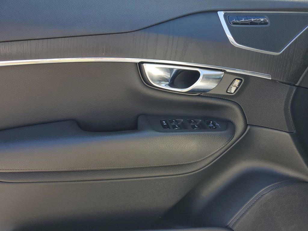 Used 2020 Volvo XC90 T6 Momentum w/ Protection Package Premier image 21