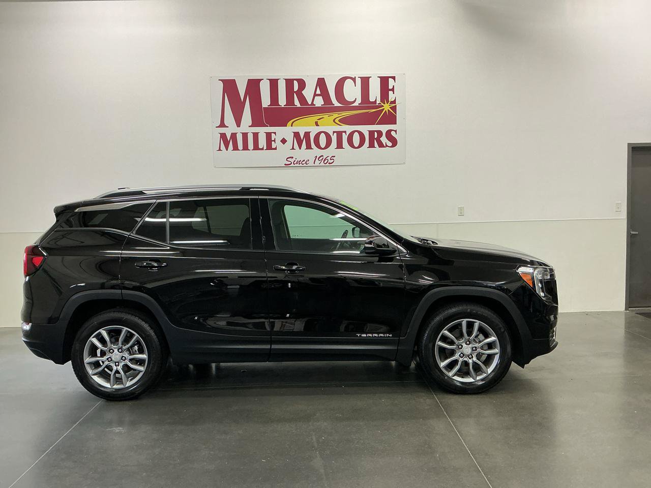 Used 2022 GMC Terrain SLT w/ Infotainment Package II AWD/4WD image 6