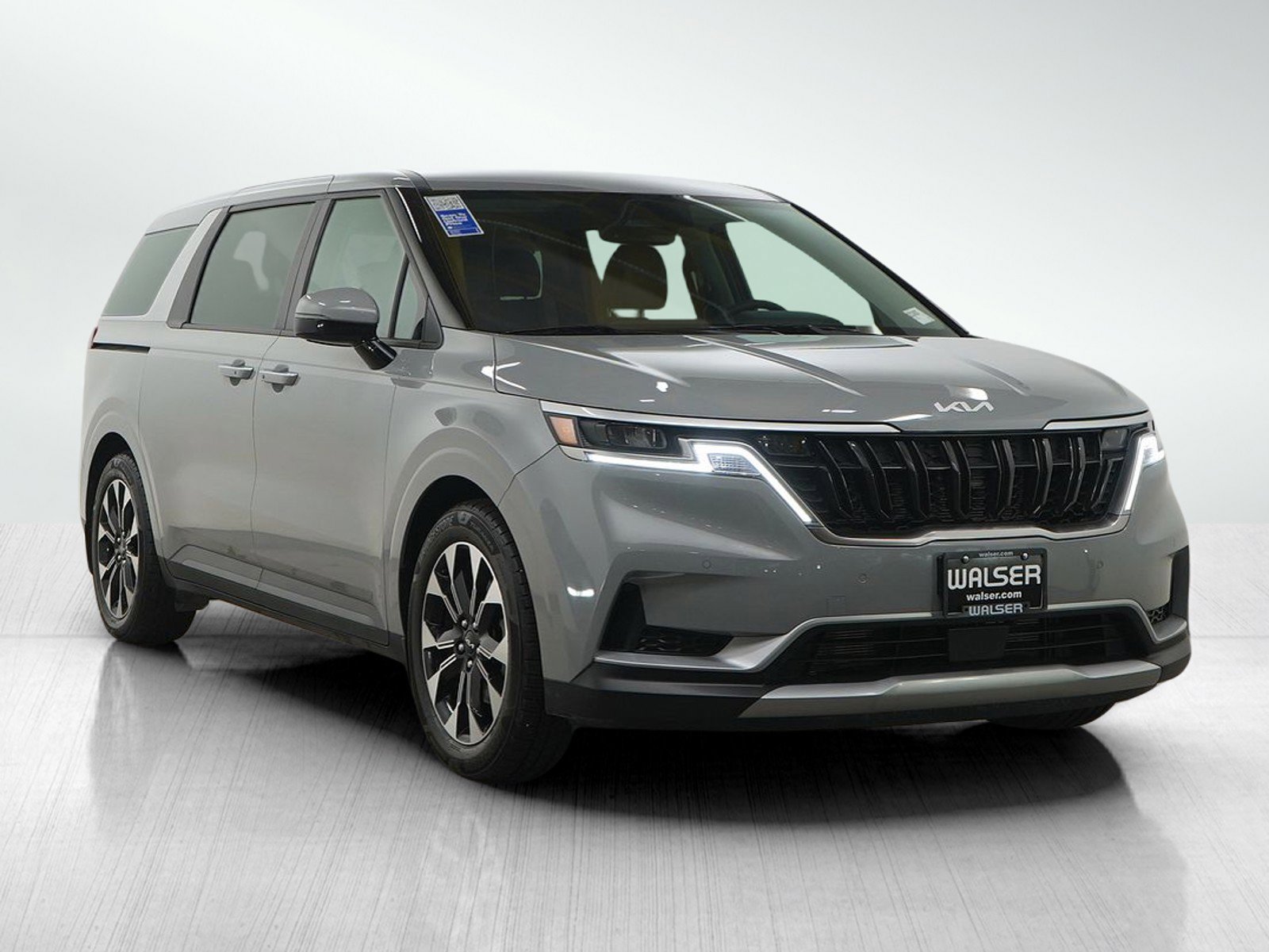 Used 2024 Kia Carnival EX image 7