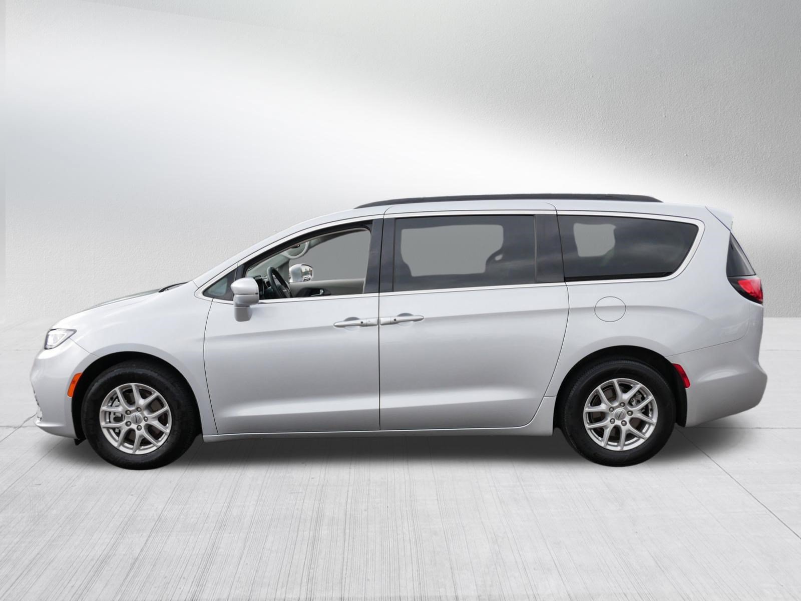 Used 2022 Chrysler Pacifica Touring-L FWD image 4