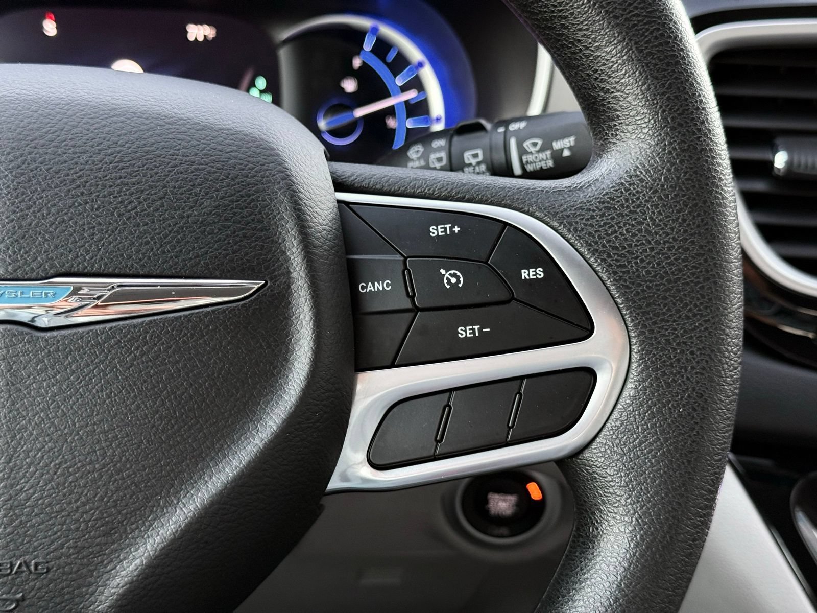 Used 2018 Chrysler Pacifica Touring Plus FWD image 35