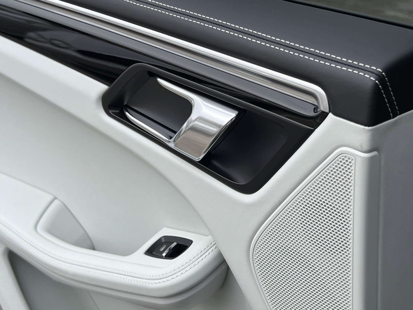 Certified 2025 Porsche Macan image 31