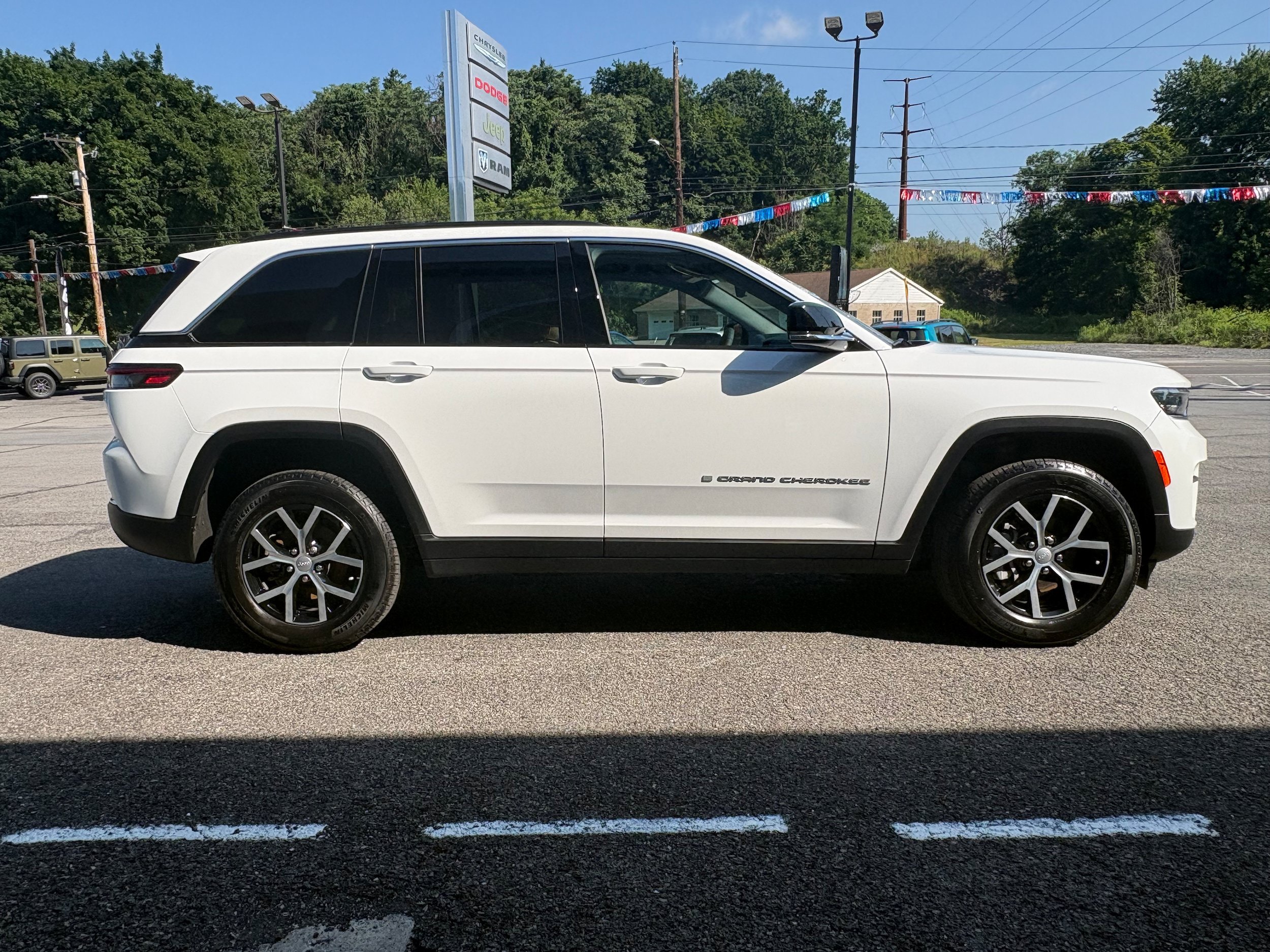 Certified 2025 Jeep Grand Cherokee Limited AWD/4WD image 6