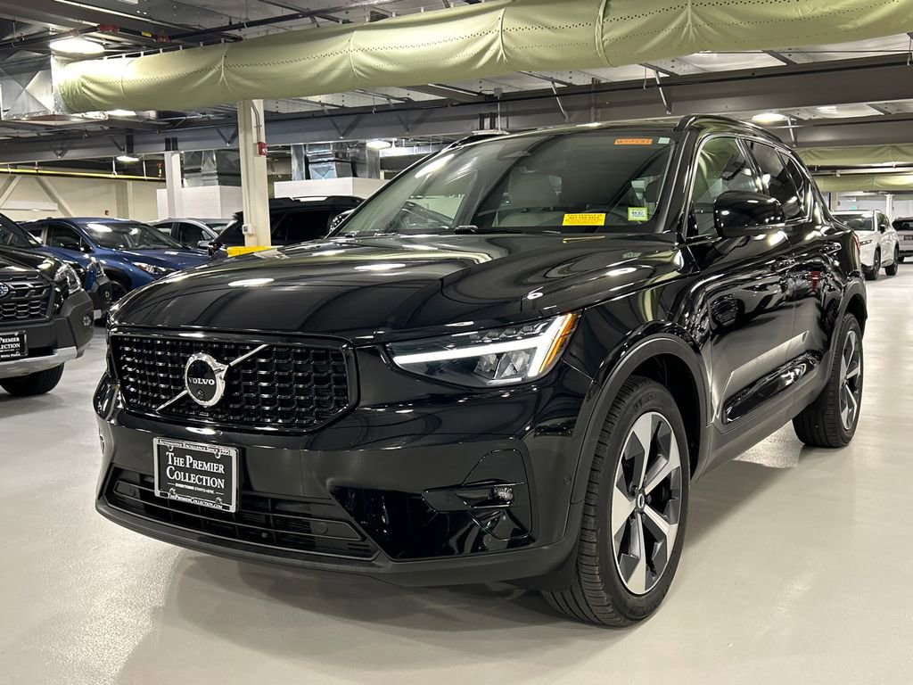 Used 2023 Volvo XC40 B5 Plus w/ Driver Assist Package AWD/4WD image 5