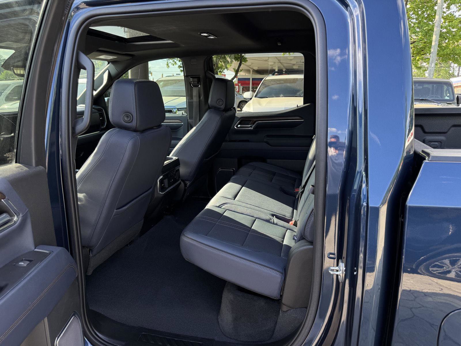 Used 2023 Chevrolet Silverado 1500 High Country w/ Technology Package AWD/4WD image 7