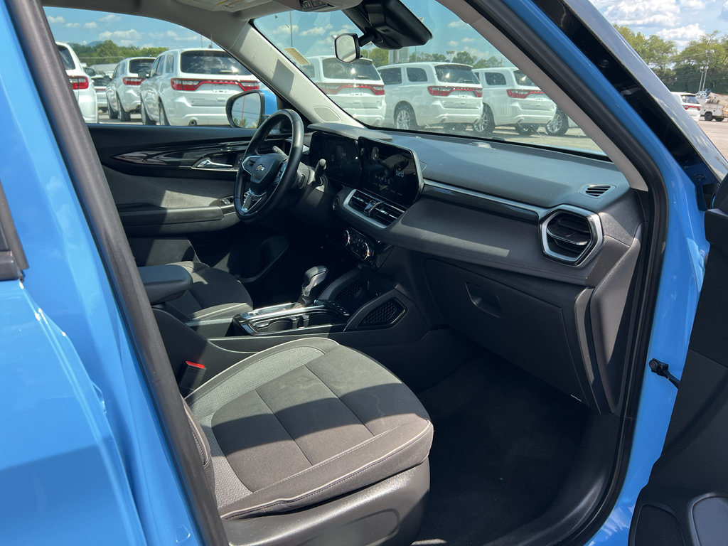 Used 2024 Chevrolet TrailBlazer LT w/ LT Cold Weather Package FWD image 9