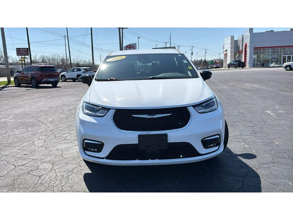 Used 2025 Chrysler Pacifica Select image 2