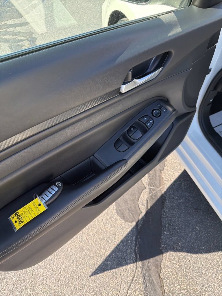 Used 2025 Nissan Altima 2.5 SV FWD image 11
