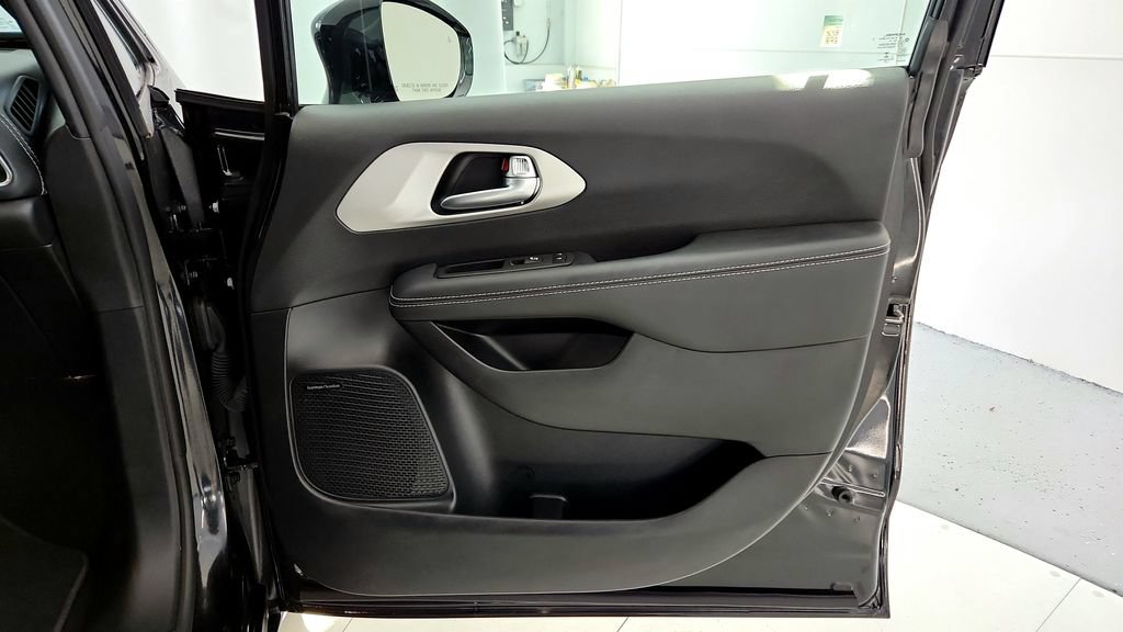 Used 2023 Chrysler Pacifica Limited w/ Uconnect Theater Family Group AWD/4WD image 19