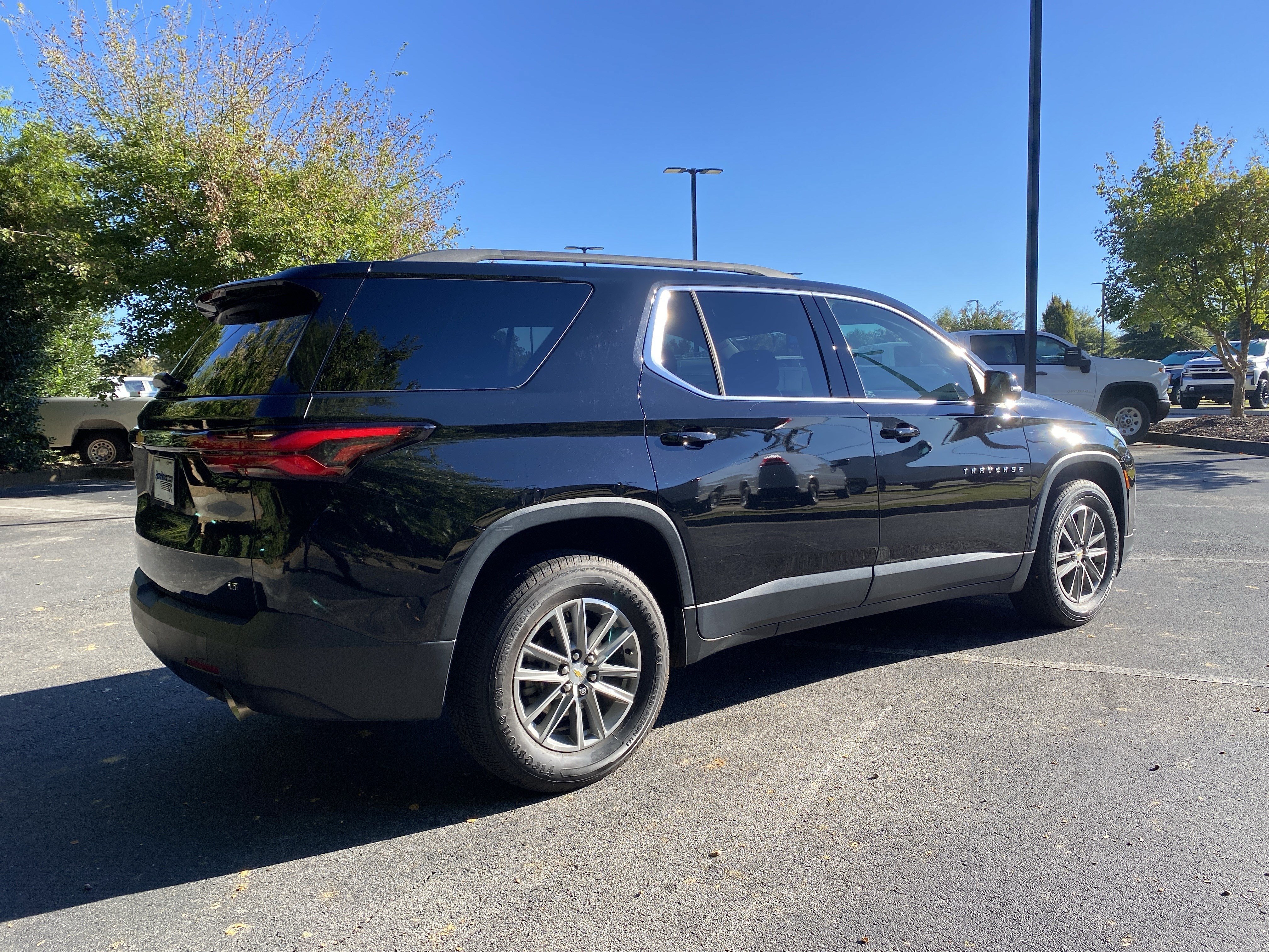 Used 2023 Chevrolet Traverse LT FWD image 9