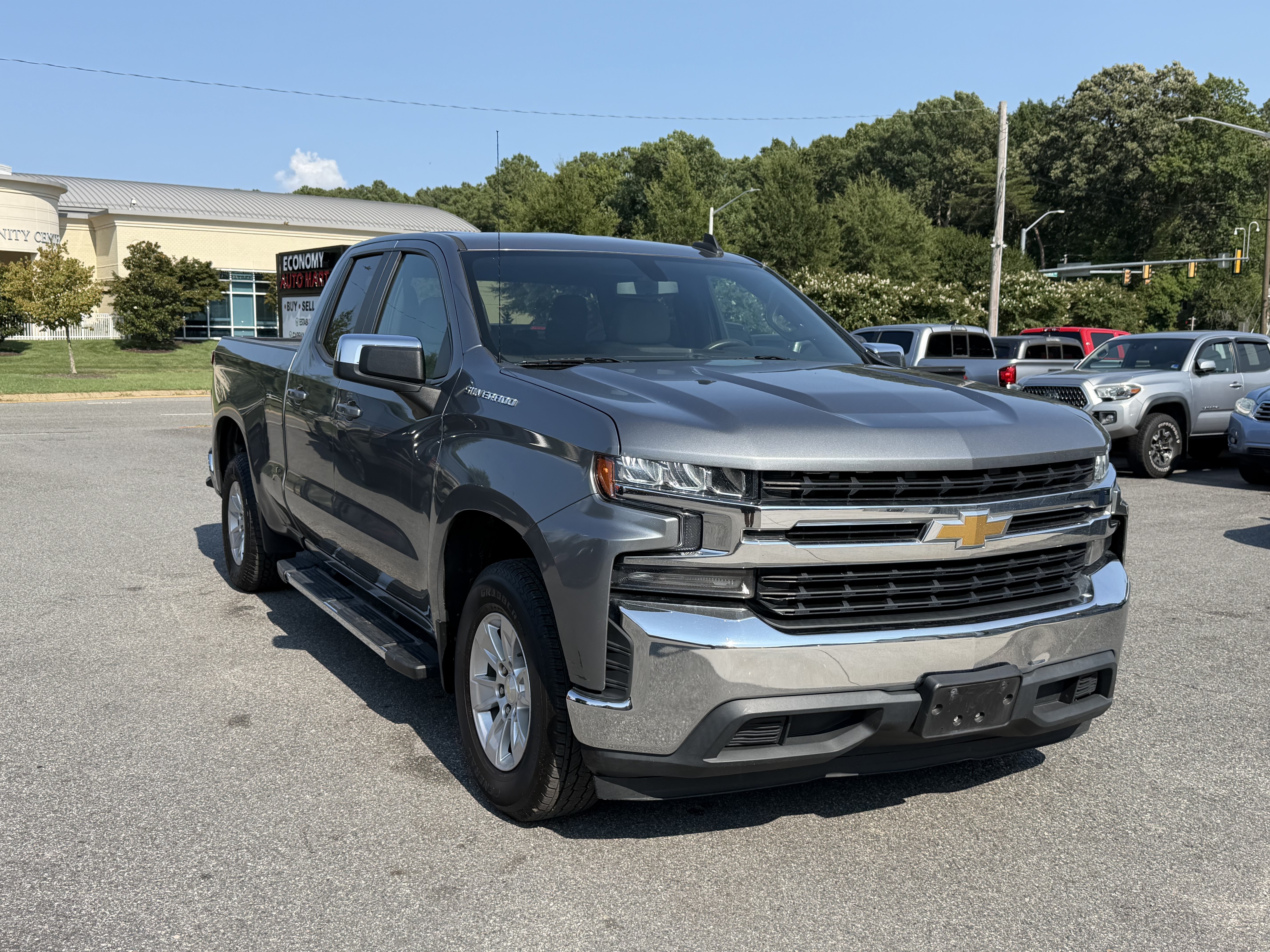 Used 2020 Chevrolet Silverado 1500 LT RWD image 3