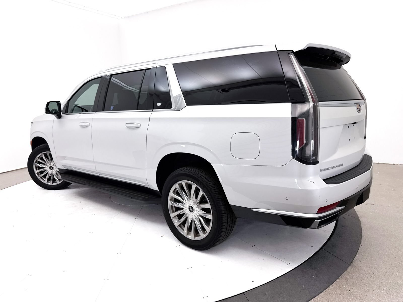 Used 2021 Cadillac Escalade ESV Premium Luxury AWD/4WD image 2