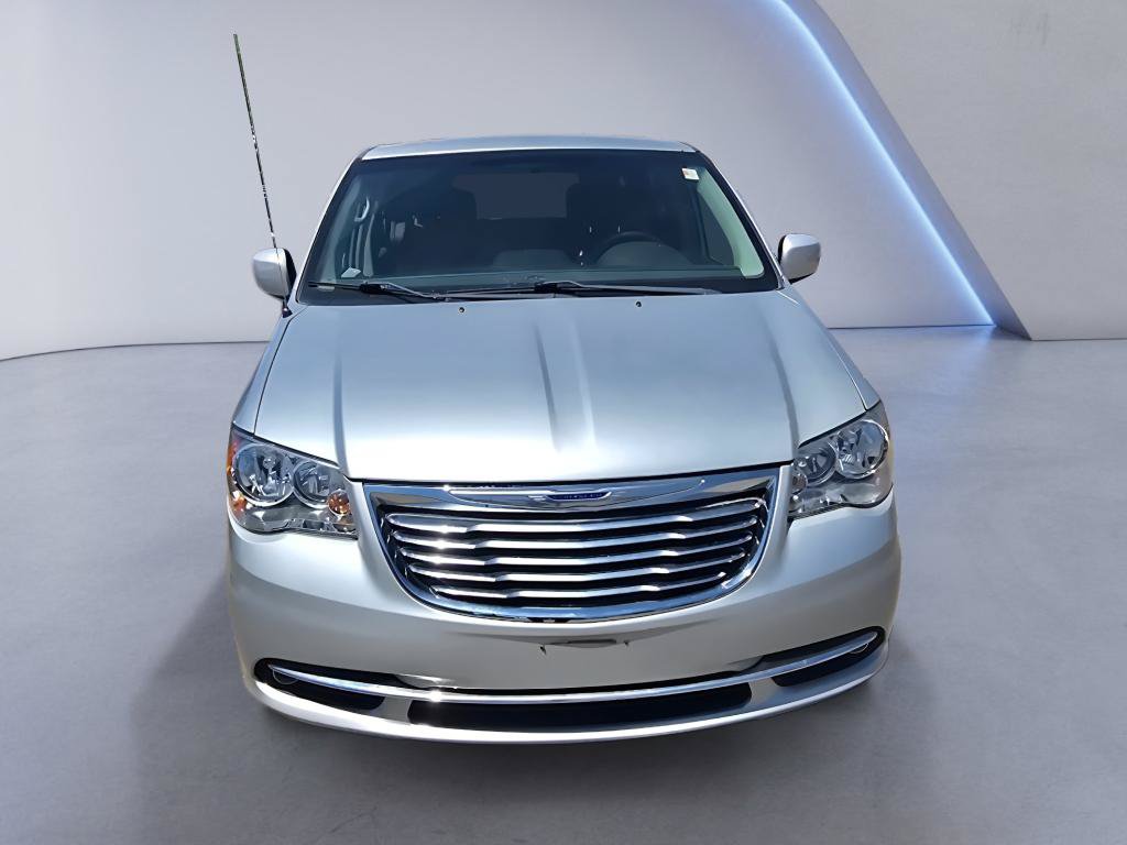 Used 2011 Chrysler Town & Country Touring FWD image 9