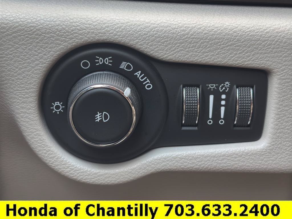 Used 2017 Chrysler Pacifica Touring-L w/ Tire & Wheel Group FWD image 31