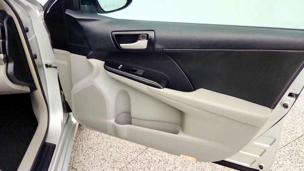 Used 2013 Toyota Camry LE FWD image 25