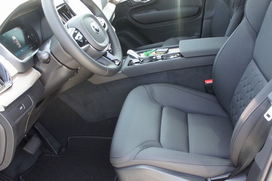 New 2026 Volvo XC90 B6 Plus w/ Protection Package Premier AWD/4WD image 17