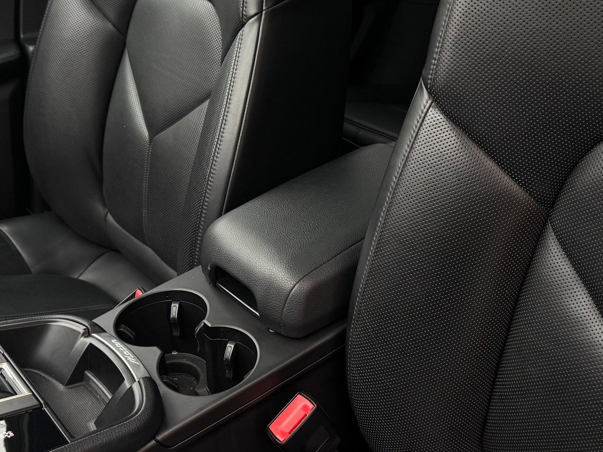 Used 2024 Porsche Macan image 13