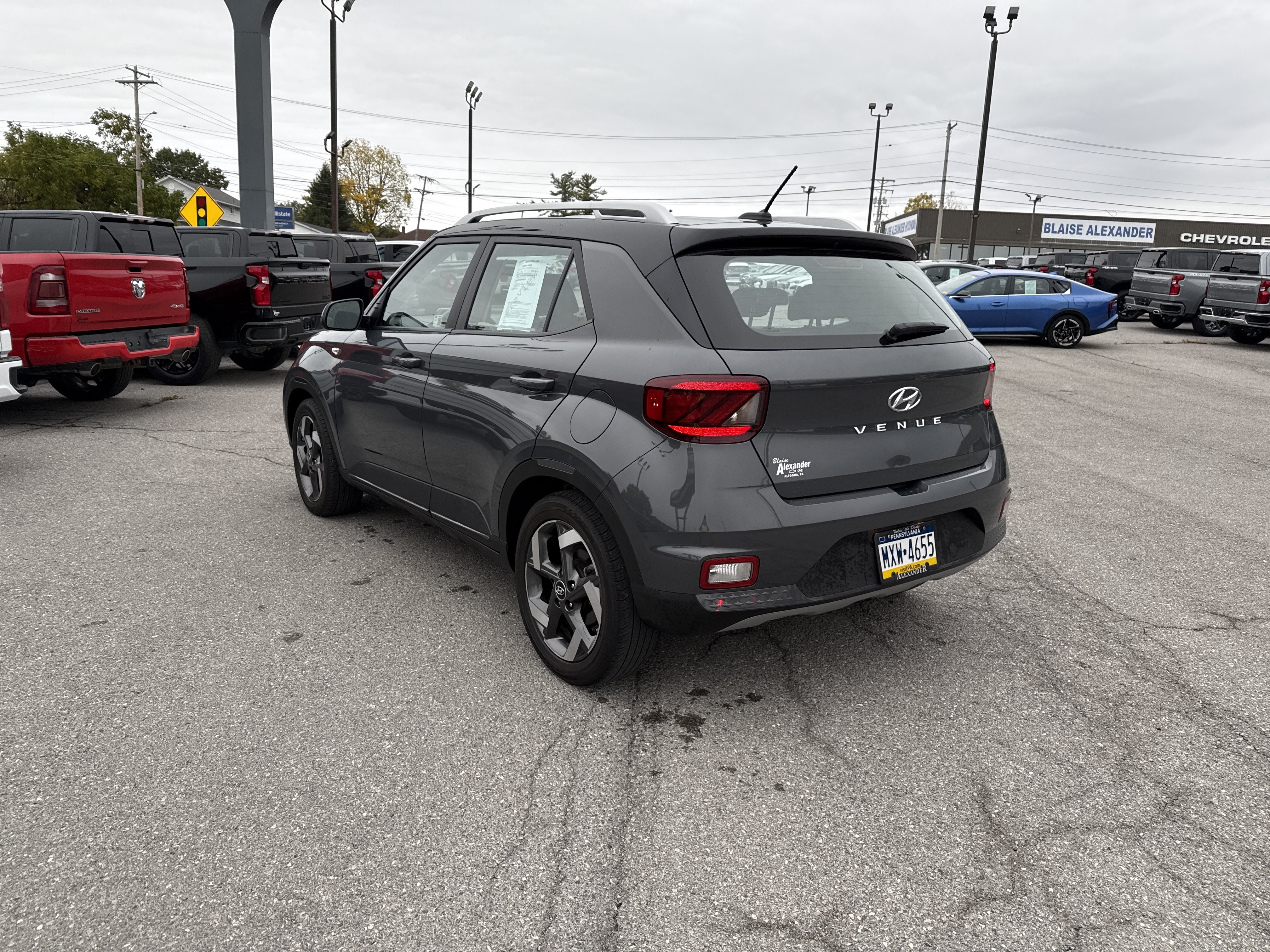 Used 2025 Hyundai Venue Limited FWD image 6