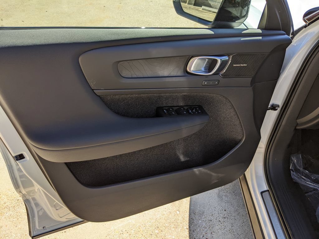 Certified 2023 Volvo XC40 Recharge Ultimate AWD/4WD image 9