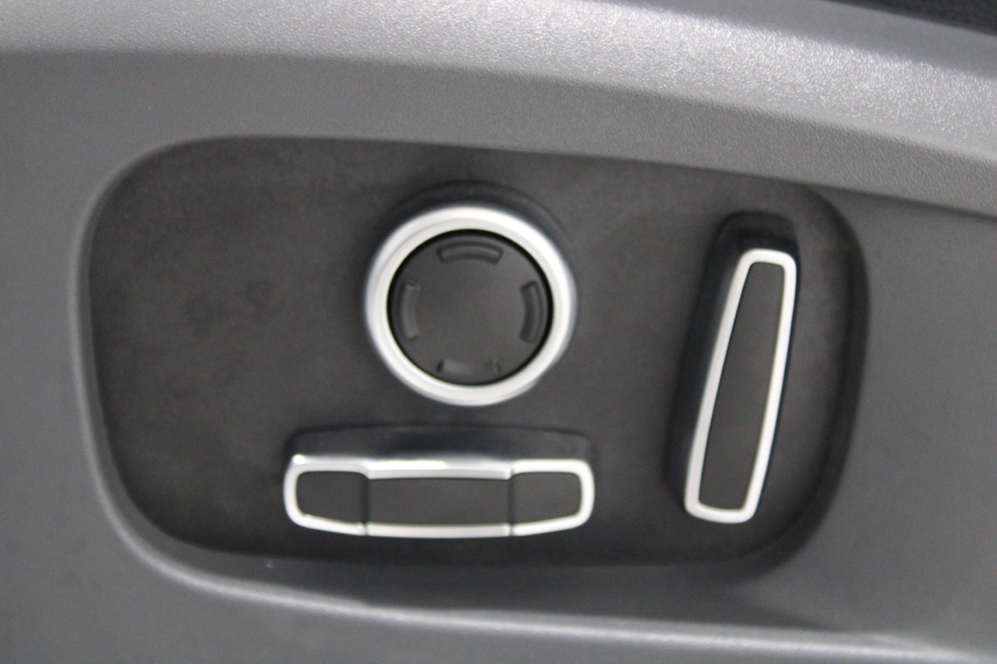 Used 2024 Land Rover Defender 130 X-Dynamic SE AWD/4WD image 48