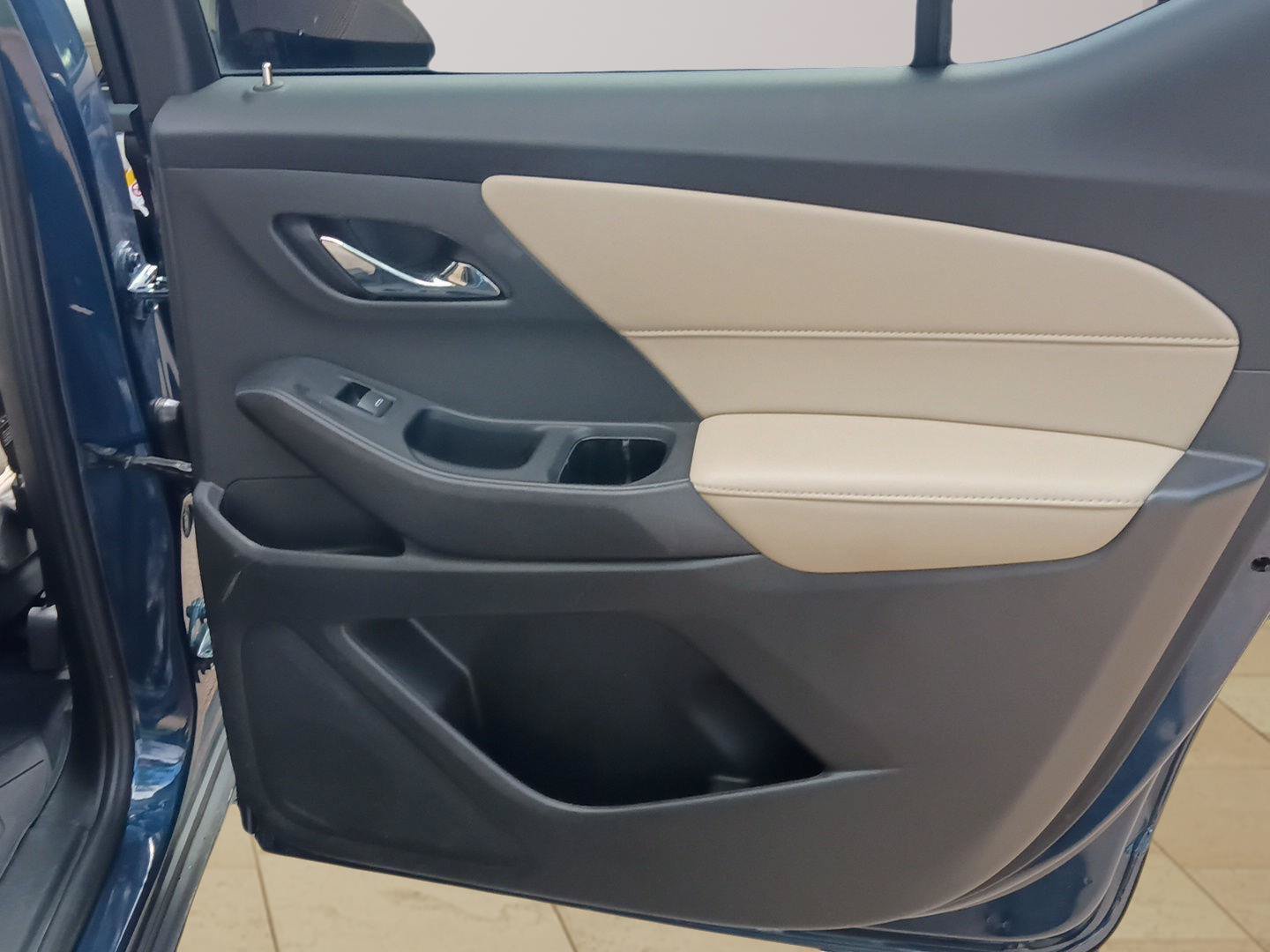 Used 2023 Chevrolet Traverse LS w/ Safety Package FWD image 23