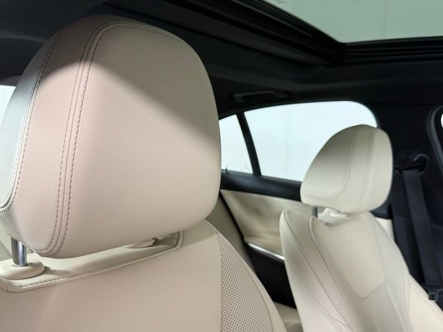 Used 2023 BMW 330i Sedan w/ Premium Package image 34