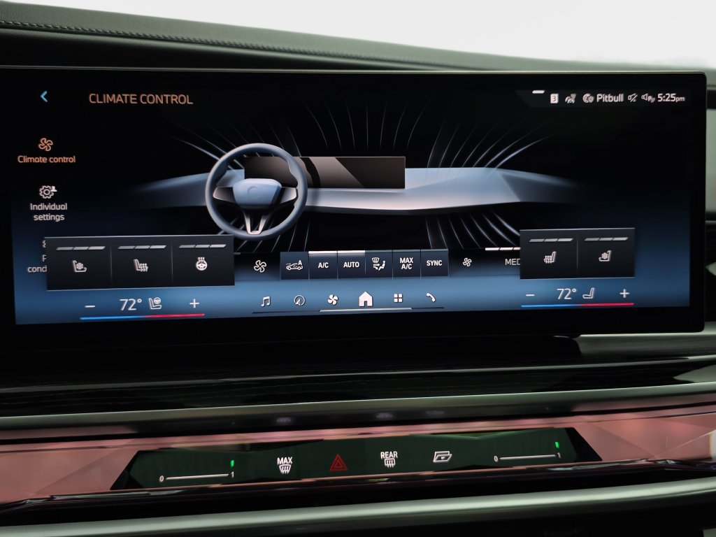 New 2026 BMW 750e xDrive w/ Executive Package AWD/4WD image 24