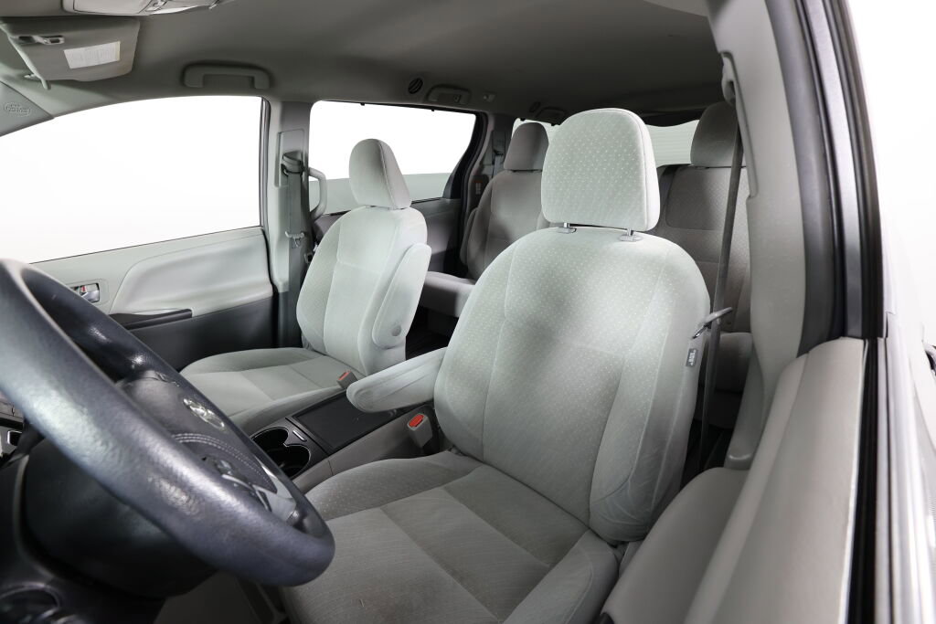 Used 2018 Toyota Sienna LE FWD image 11